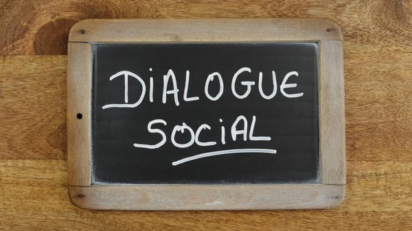 Las Palabras Diálogo Social Escritas Francés Una Pizarra —  Fotos de Stock