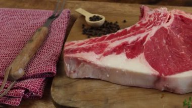 Çiğ pirzola, yakın plan, kesme tahtasında.