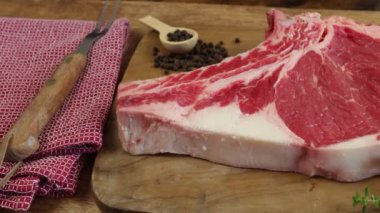 Çiğ pirzola, yakın plan, kesme tahtasında.