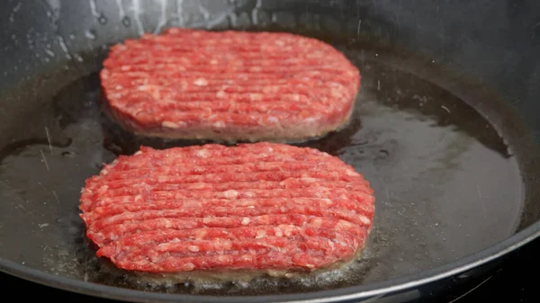 牛肉ハンバーガーを調理したりフライパンで閉じたり — ストック写真