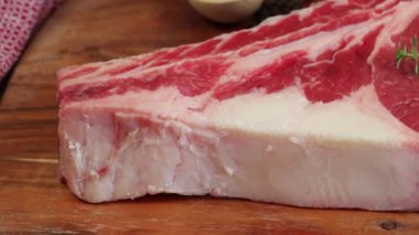 Çiğ pirzola, yakın plan, kesme tahtasında.