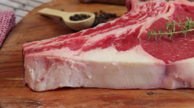 Çiğ pirzola, yakın plan, kesme tahtasında.