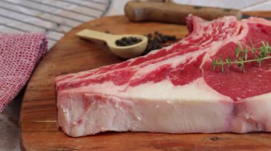 Çiğ pirzola, yakın plan, kesme tahtasında.