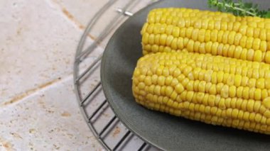 Bir tabakta pişmiş mısır iki kulağı