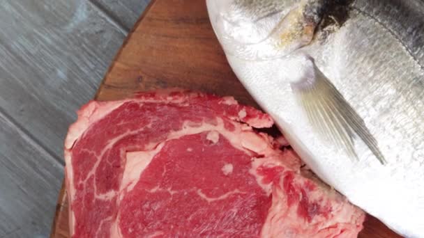 Peixe Fresco Inteiro Costela Crua Carne Bovino Tábua Corte — Vídeo de Stock