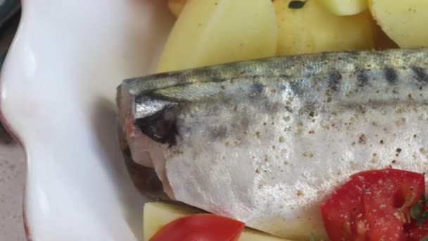 Ψάρι Σκουμπρί Πατάτες Ντομάτα Θυμάρι Και Κρεμμύδια Πιάτο — Αρχείο Βίντεο