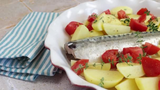 Fisk Makrel Med Kartofler Tomat Timian Løg Ret – Stock-video