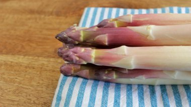 Bir demet mor kuşkonmaz, yakın plan, masanın üstünde.