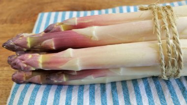 Bir demet mor kuşkonmaz, yakın plan, masanın üstünde.