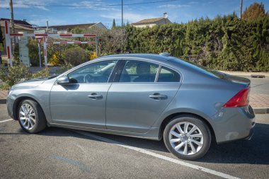 Vaison la Romaine - Fransa - 28 Mart 2023 - park yerinde park edilmiş bir Volvo 560 D4 marka arabanın yan görüntüsü