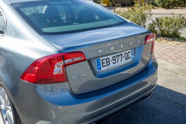 Vaison la Romaine - Fransa - 28 Mart 2023 - park yerinde park edilmiş bir Volvo 560 D4 'ün arka görüntüsü