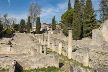 Vaucluse 'deki Vaison la Romaine kasabasındaki Roma kalıntılarının manzarası