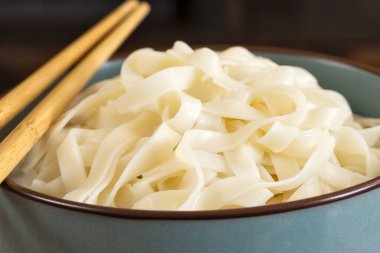 Çin eriştesi tabağı. Kapatın.