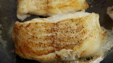 Kızartma tavasında tereyağında pişirilmiş jülyen fileto