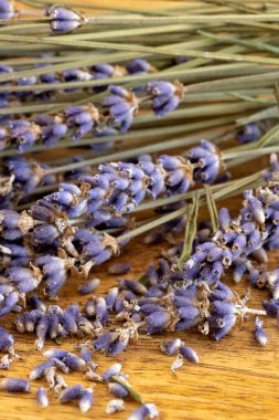 Bir demet kurutulmuş lavanta, yakın plan, masanın üstünde.