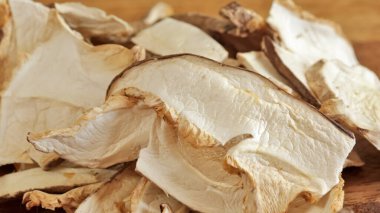 Bir yığın kurutulmuş shiitake mantarı, yakın plan, bir masanın üzerinde.
