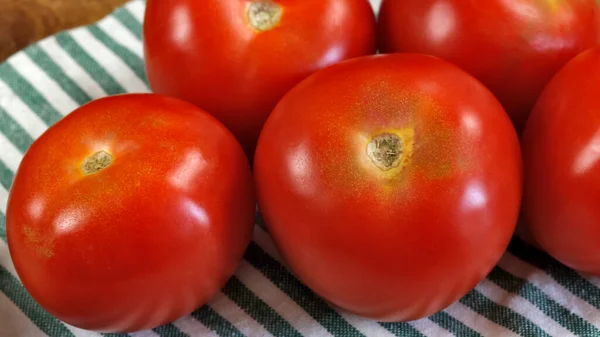 Vários Tomates Close Uma Mesa — Fotografia de Stock