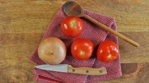 Tomates Crudos Cebollas Vista Superior Primer Plano Sobre Una Mesa — Foto de Stock