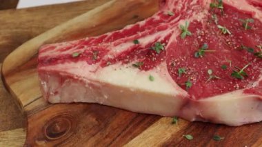 Çiğ pirzola, yakın plan, kesme tahtasında.