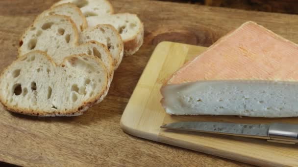 马赛奶酪和一片面包特写 放在桌子上 — 图库视频影像