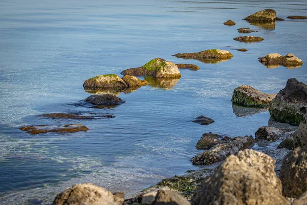 平静而透明的水中的岩石 — 图库照片