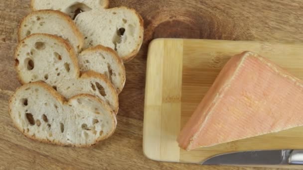 Maroilles Fromage Tranches Pain Gros Plan Sur Une Table — Video