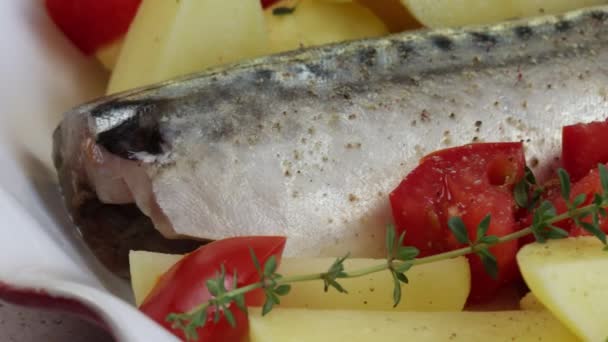 Ryby Makrela Ziemniakami Pomidorami Tymiankiem Cebulą Naczyniu — Wideo stockowe