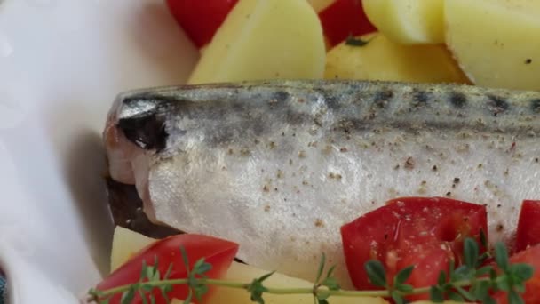 Fisch Makrele Mit Kartoffeln Tomaten Thymian Und Zwiebeln Einem Gericht — Stockvideo