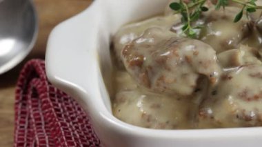 Mantar soslu köfte.