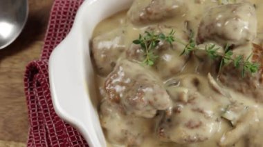 Mantar soslu köfte.