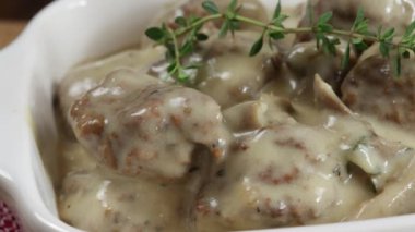 Mantar soslu köfte.