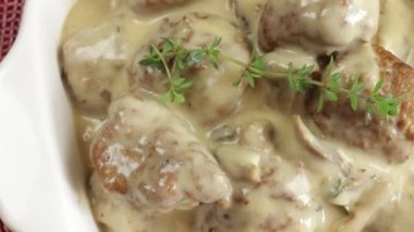 Mantar soslu köfte.