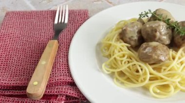 Mantar soslu spagetti ve köfte.