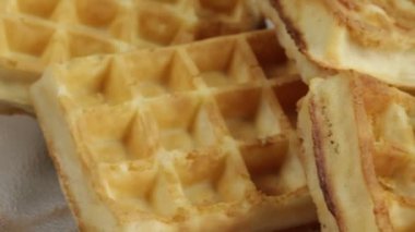 Waffle yığını, yakın plan, bir tabakta.