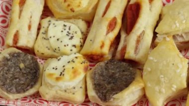 Aperatifler için çeşitli lezzetli puf börekleri yakın plan için.