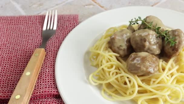 キノコソースで調理されたスパゲティとミートボール — ストック動画