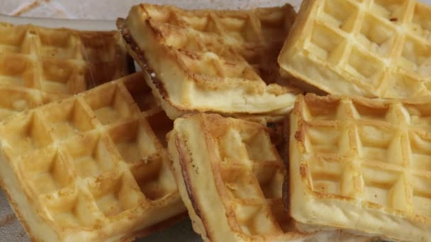 Waffles Pequenos Polvilhados Com Açúcar Confeiteiro — Vídeo de Stock