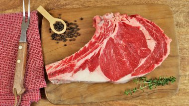 Çiğ pirzola, yakın plan, kesme tahtasında.