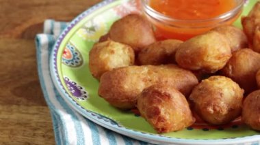 Morina böreği ve sos, yakın plan, bir tabakta.