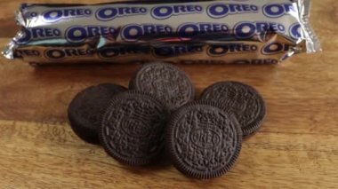 Vaison la Romaine - Fransa - 15 Nisan 2023 - Oreo çikolatalı kurabiyeler, yakın plan, bir masada izole edilmiş