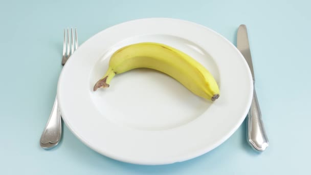 Банан Тарілці Крупним Планом — стокове відео
