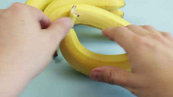 Person Som Skalar Banan Närbild — Stockvideo