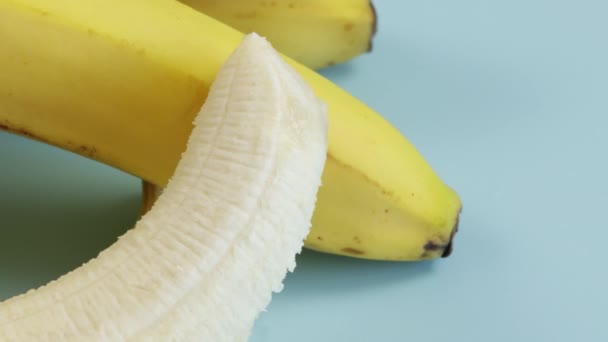 Skalad Banan Närbild Ett Bord — Stockvideo