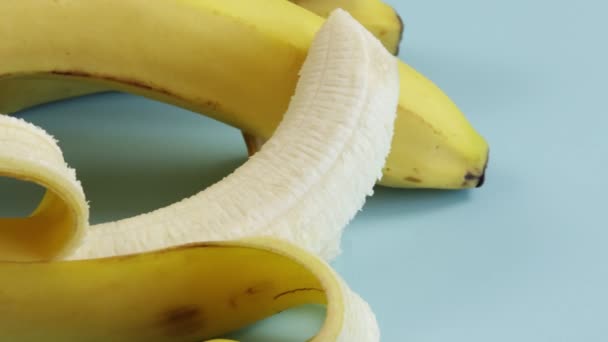 Plátano Pelado Cerca Sobre Una Mesa — Vídeo de stock