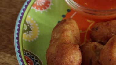 Morina böreği ve sos, yakın plan, bir tabakta.