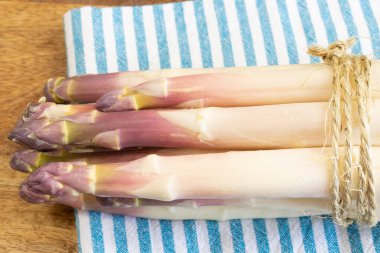 Bir demet mor kuşkonmaz, yakın plan, masanın üstünde.