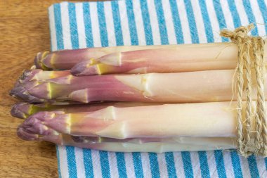 Bir demet mor kuşkonmaz, yakın plan, masanın üstünde.