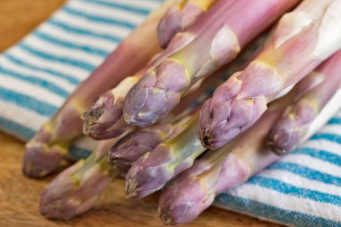 Bir demet mor kuşkonmaz, yakın plan, masanın üstünde.