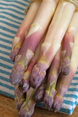 Bir demet mor kuşkonmaz, yakın plan, masanın üstünde.