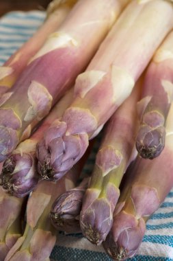 Bir demet mor kuşkonmaz, yakın plan, masanın üstünde.